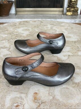 TAOS Chorus Metallic Leather Mary Jane Comfort Heels